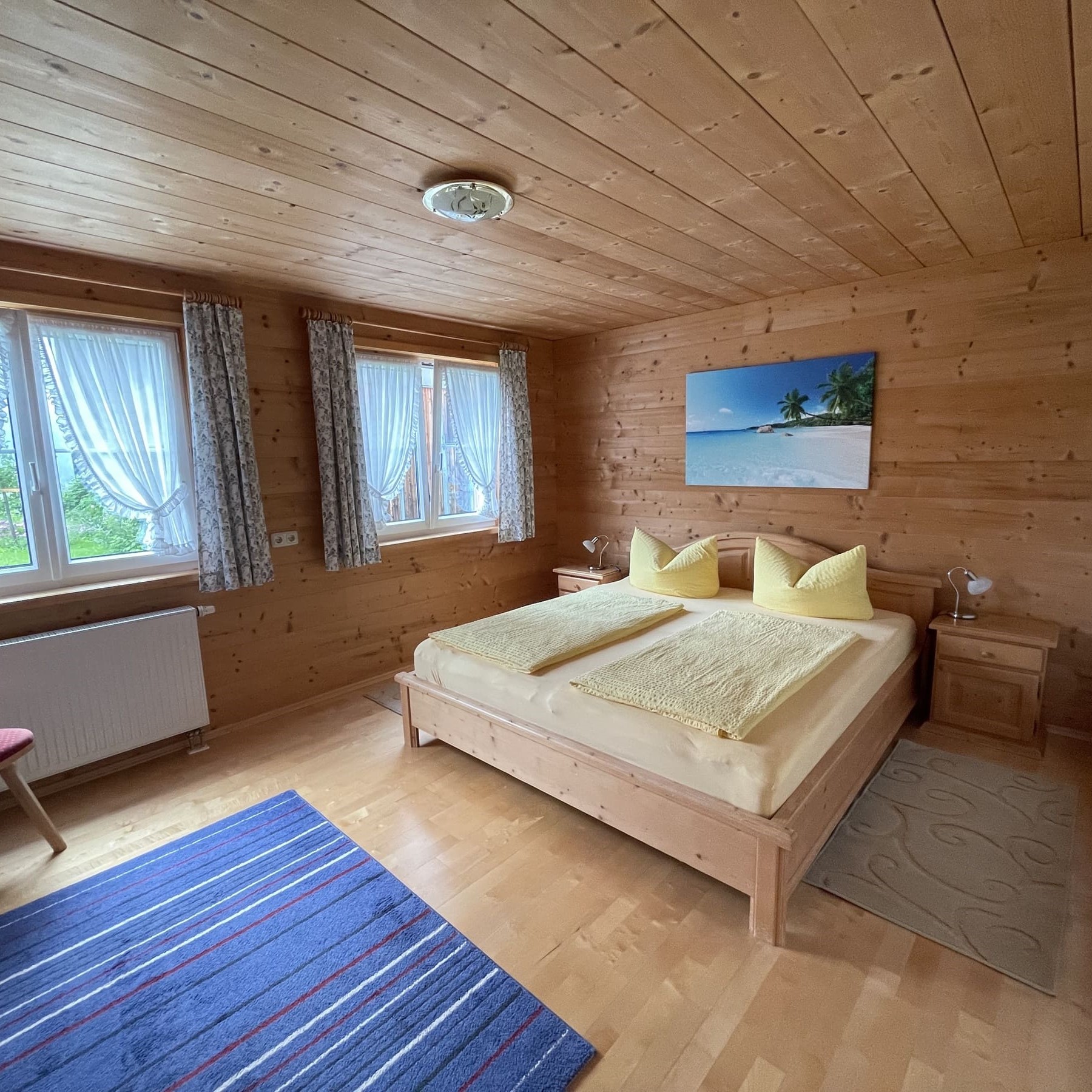 Schlafzimmer mit Doppelbett